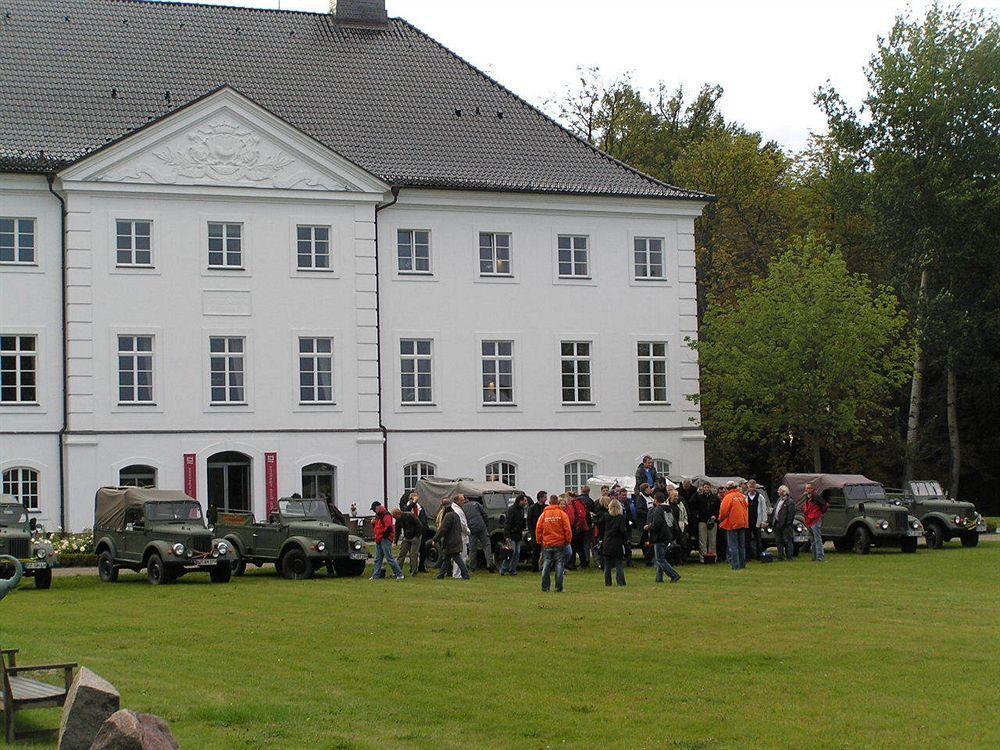 Schlossgut Gross Schwansee Exterior photo The former officers' mess