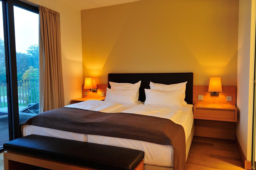 Schlossgut Gross Schwansee Exterior photo A typical hotel room
