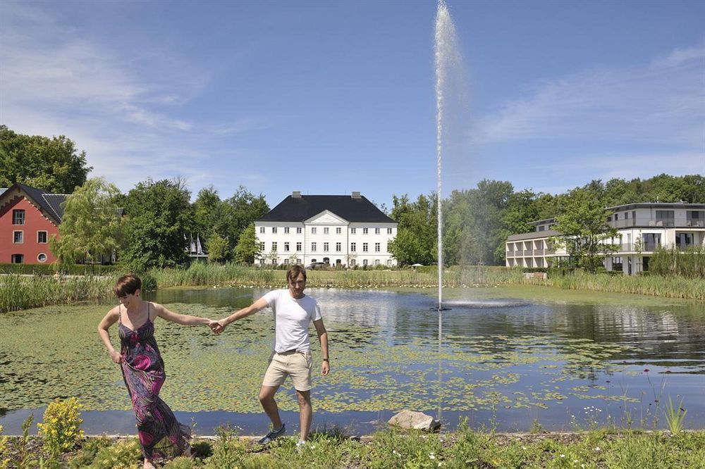 Schlossgut Gross Schwansee Exterior photo The lake at the centre of the village