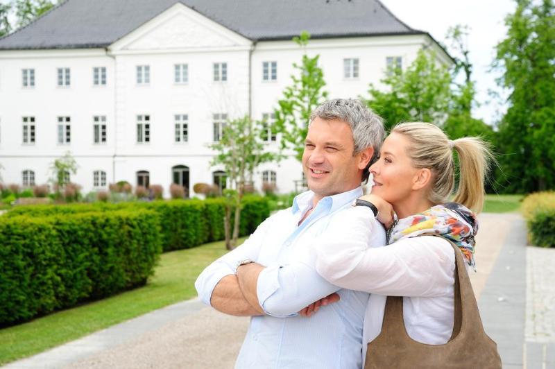 Schlossgut Gross Schwansee Exterior photo A couple