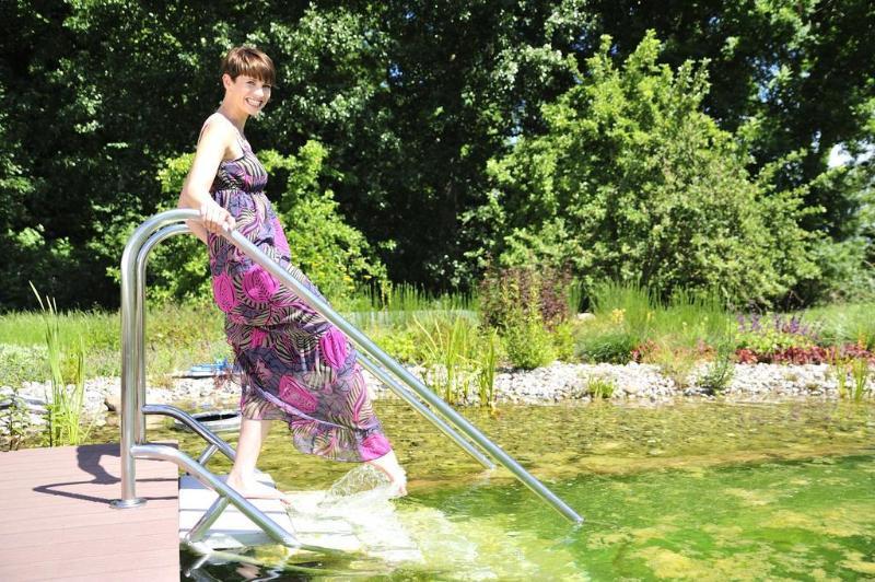 Schlossgut Gross Schwansee Exterior photo A woman entering a swimming pond