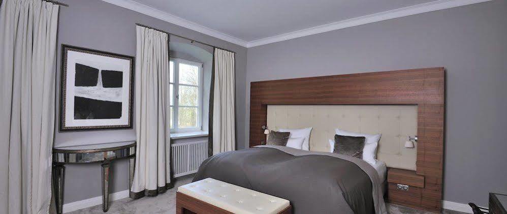 Schlossgut Gross Schwansee Exterior photo A bedroom