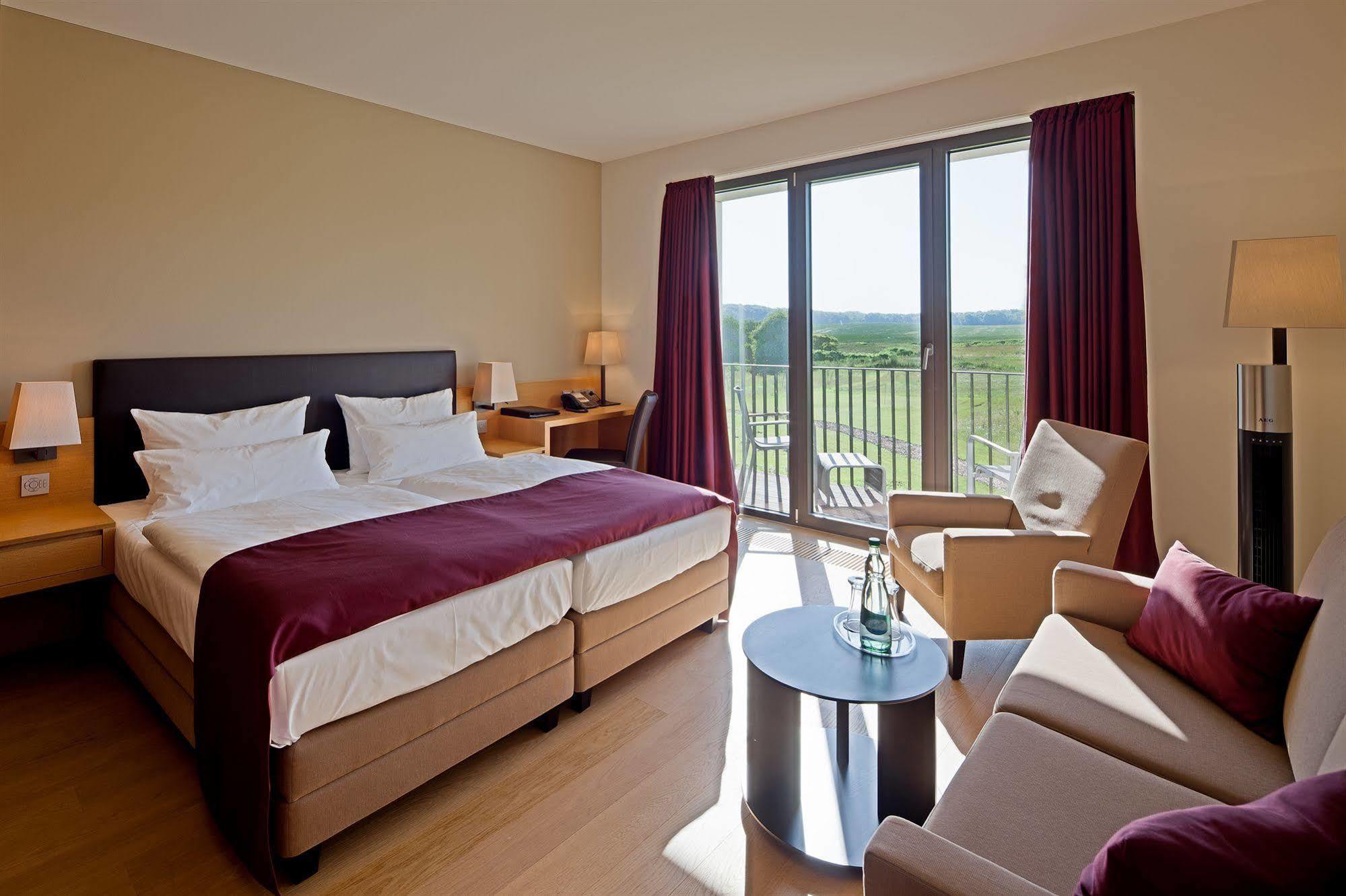 Schlossgut Gross Schwansee Exterior photo A typical hotel room